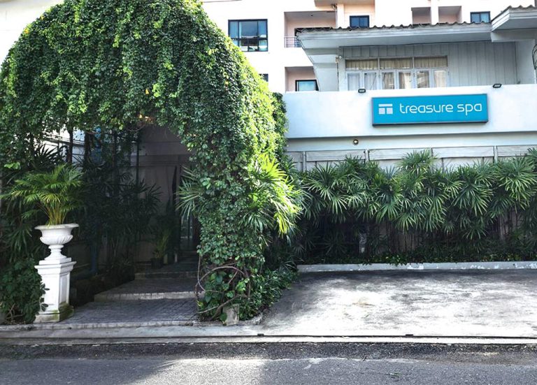 Treasure Spa Thonglor Green Entrance Arch And Parking Area