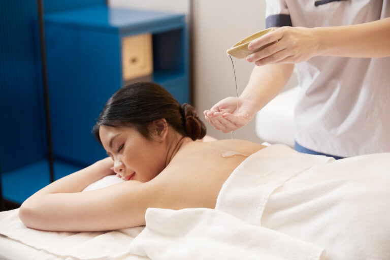 woman aromatherapy massage treasure spa bangkok