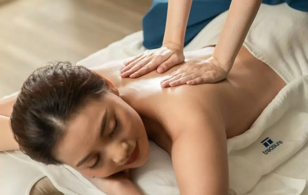 Aromatic oil massage Bangkok therapist applying essential oils at Treasure Spa Siam Square luxury treatment room